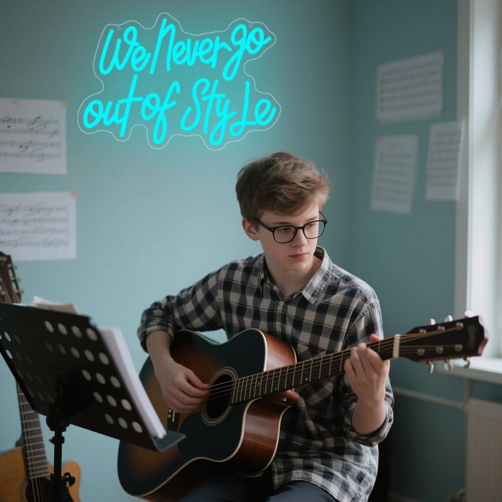Insegna al Neon 'We Never Go O - Neon Sign Party recensione e prezzo